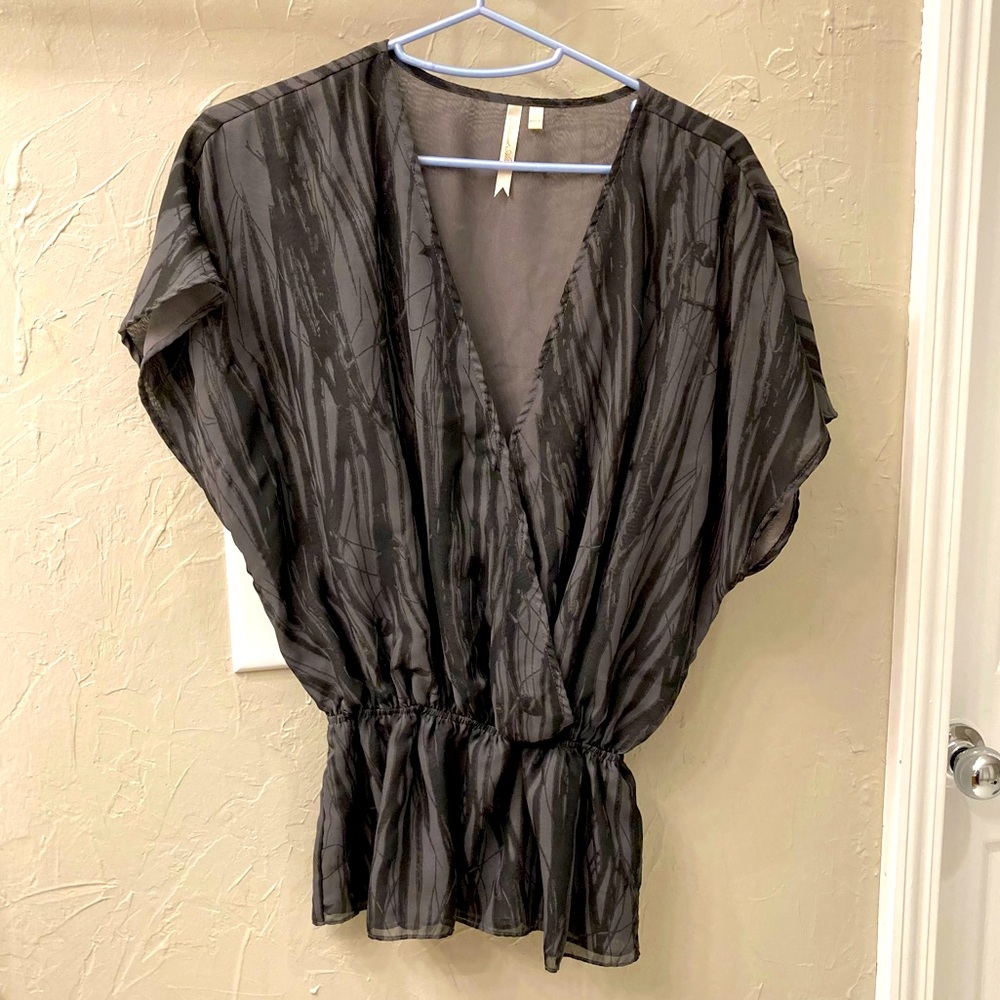 Kimono-style shirt with cinched peplum waist